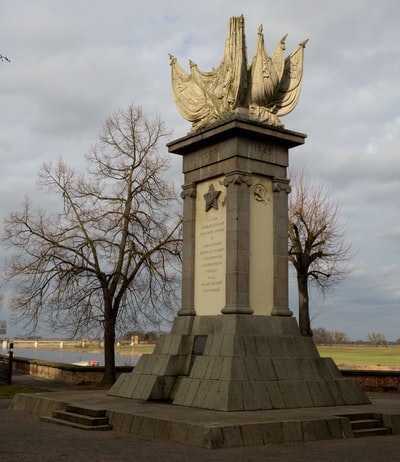 White statue of concrete under the blue sky during the day
